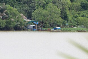 河畔小屋与停泊船只