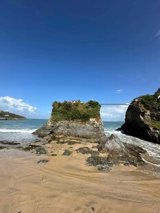 海边沙滩与岩石景观