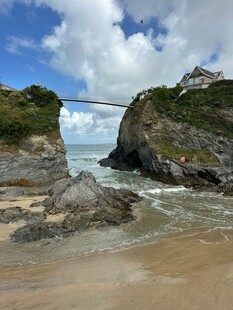 海边石桥与礁石景观