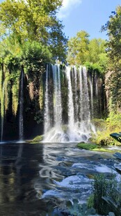 秀丽瀑布下的静谧水域