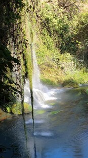 山间瀑布下的清幽水域