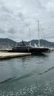 海港停泊的多艘帆船