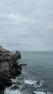 海边嶙峋岩石与辽阔大海