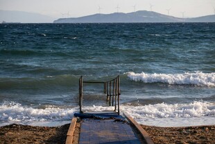 海边木质栈桥延伸向大海