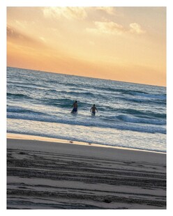 夕阳下的海边浪漫景象