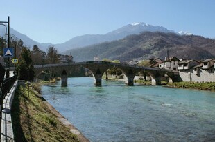 河畔石桥与远山美景