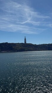 湖畔高塔映蓝天