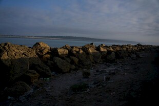 海边石堤的黄昏景致