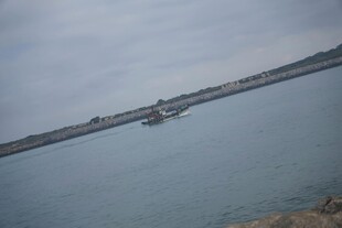 海边长桥延伸至远方