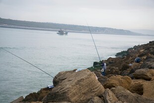 岸边垂钓者 静享海钓时光
