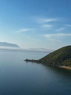 湖畔青山 静谧湖景风光