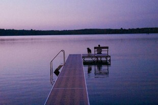 黄昏湖畔的静谧木质栈桥