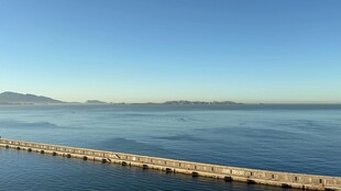 宁静海边长堤景观