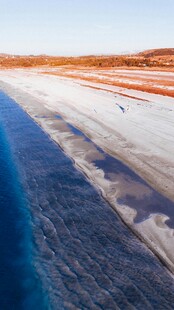 蓝色盐湖与周边地貌景观