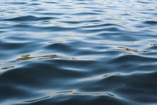 波光粼粼的蓝色水面