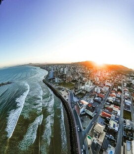 海滨城市日出美景