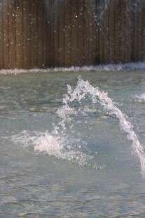 水花飞溅于水面