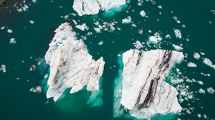 空中俯瞰漂浮的碎冰块