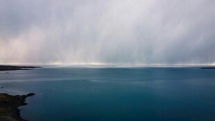 海边雨幕下的宁静蓝色水域