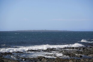 海边礁石与翻涌海浪