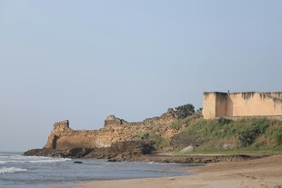 海岸边古老壮观的城堡遗迹