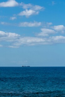 碧海蓝天中的孤舟