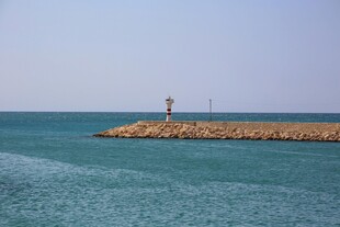 海边灯塔与延伸的防波堤