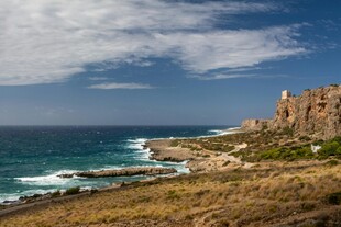 海岸边的壮丽自然景观