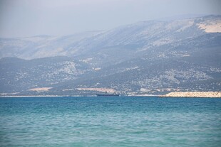 碧海远山的美丽海滨风光