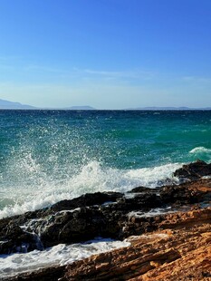 海浪拍岸的美丽海景