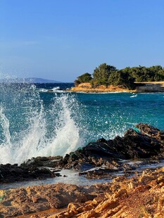海边浪花拍打岩石美景