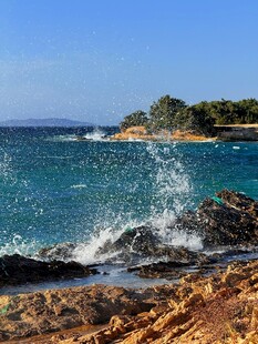 海浪拍打岸边礁石美景