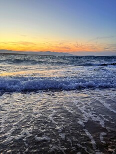 海边日落时的海浪美景