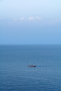 海上孤舟 宁静广阔之景