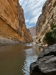 峡谷中的宁静河流