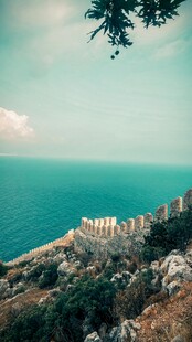 俯瞰碧海旁的城市景观