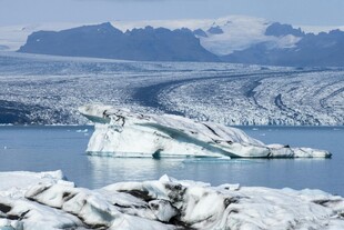 冰川景观中的巨大冰山
