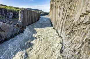 壮观的柱状玄武岩地貌