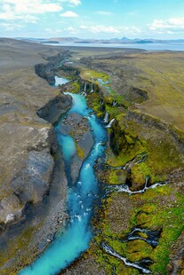 冰岛蓝色河流壮丽景观
