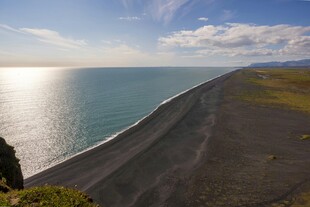 海边黑沙滩与广阔海景