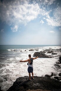 海边少女张开双臂迎海风