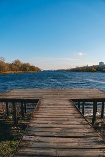 湖畔木栈道 秋日静谧风光