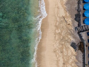 俯瞰美丽沙滩与碧蓝海水
