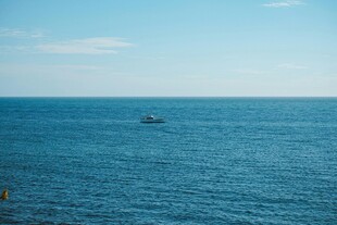 海上孤舟 辽阔蓝色海洋