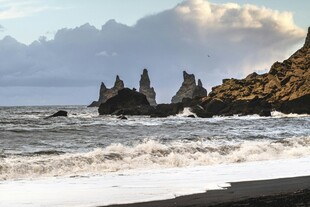 冰岛黑沙滩与海中礁石景观