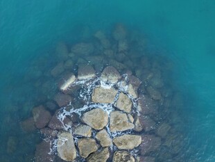 俯瞰海中礁石景观