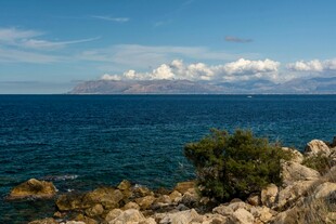 海边岩石与远处海岛景观