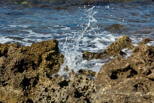 海浪拍打礁石瞬间
