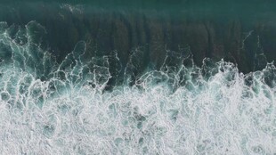 海浪翻涌的白色浪花