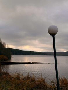 湖畔路灯映黄昏景色